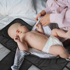 Geanta portabila cu covoras pentru schimbare scutec la bebelusi COSYLAND, negru/alb, 89,5 x 60 cm - Img 3