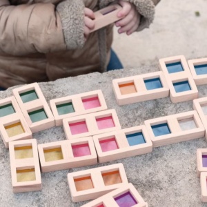 Joc educativ pentru copii si copii nevoi speciale tip Domino, Andreu Toys, piese din lemn cu efect translucid si transparent colorat, 7 culori, 28 piese, care stralucesc la lumina
