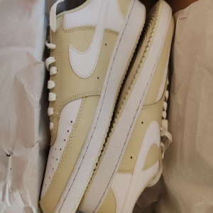 Nike, Pantofi sport Court Vision de piele ecologica, Alb, Bej deschis, 38.5, Resigilat, Grad A - Img 2