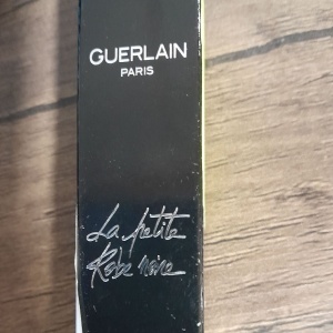 Ruj Guerlain La Petite Robe Noire Fire Bow 42, 2.8 g, Resigilat, Grad A - Img 2
