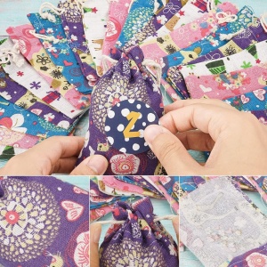 Set 24 saculeti cu stickere, cleme si ata Thexiu, textil/hartie/lemn, multicolor