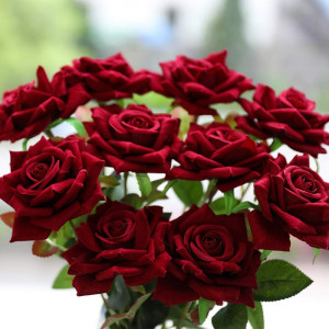 Set de 12 trandafiri artificiali Floweroyal, catifea/matase/metal, verde/rosu inchis, 49,9 x 8,8 cm