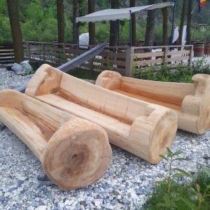 Set de 2 banci cu masa rotunda din lemn masiv de rasinoase - mobilier rustic pentru gradina/ terasa (banci 2-3m, grosime 70-100cm)