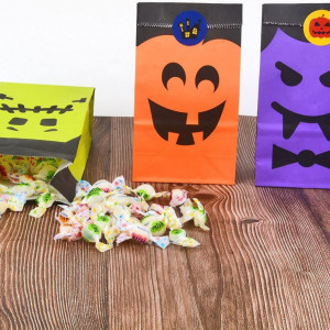 Set de 50 pungi cu  60 autocolante pentru Halloween Cymax, hartie, multicolor, 15 x 9 x 5,5 cm 