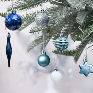 Set de 52 ornamente de Craciun Valery Madelyn, plastic, argintiu/alb/albastru - Img 5
