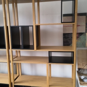 Biblioteca Insar by Otto cu 5 cuburi, lemn, natur/negru, 115 x 38 x 200 cm