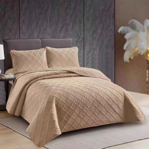 Cuvertura matlasata dimensiunea 230x250 cm si 2 fete de perna 50x70 cm, pat matrimonial, colectia Pucioasa, uni, model romburi, culoare capuccino