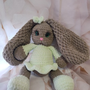 Jucarie de plus Iepuras Roxy , lucrata manual, handmade, textil, bej/verde, 35 cm