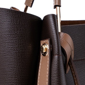 Vince Camuto geanta de umar piele ecologica, 28x32x14 cm, 2 manere + 2 barete fixe, fermoar, portofel interior, detalii aurii, maro inchis - Verificat A · Re-Bloom - Img 4