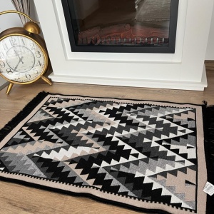 Covor traditional, cu doua fete,negru-bej, dimensiunea 60x120 cm - Img 4