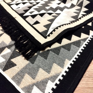 Covor traditional, cu doua fete,negru-bej, dimensiunea 60x150 cm - Img 4