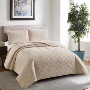 Cuvertura matlasata dimensiunea 230x250 cm si 2 fete de perna 50x70 cm, pat matrimonial, colectia Pucioasa, uni, model romburi, culoare crem