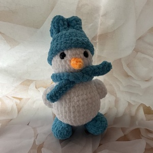Jucarie de plus Omul de zapada, lucrata manual, handmade, textil, albastru/alb, 23 cm