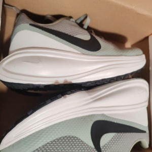 Nike, Pantofi Revolution 8 pentru alergare, Negru, Verde prafuit, Verde spranghel, 42.5, Resigilat, Grad A - Img 2