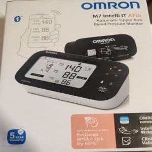 Pachet Tensiometru de brat automat OMRON M7 IT AFib, Tehnologie Intellisense, Adaptor AC original Omron, Alb, Resigilat, Grad A - Img 2