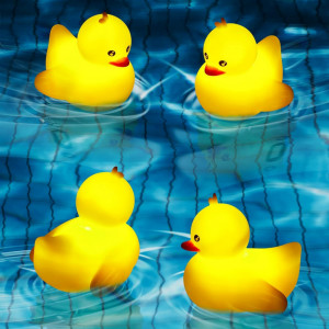 Set de 4 ratuste iluminate pentru piscina iShabao, plastic, galben, LED, 11 x 11 x 11 cm - Img 1