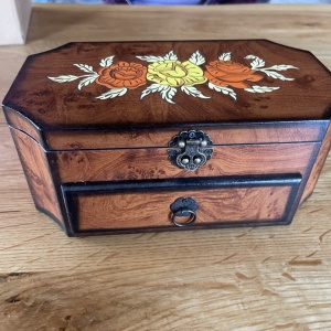 Cutie pentru bijuterii, model floral, multicolor