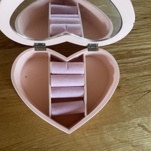 Cutie pentru bijuterii, model inima, roz