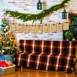 Set 24 pungi cu stickere, cleme si ata Thexiu, hartie/lemn, multicolor, 13 x 8 x 22 cm