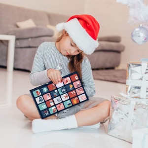 Set calendar de advent pentru Craciun Naler, rasina, multicolor, 24 piese