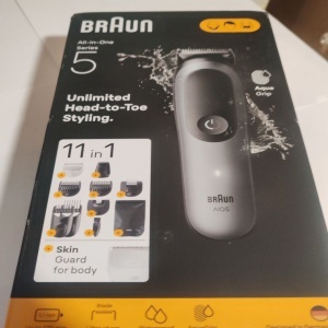 Aparat de tuns multifunctional Braun All-in-One Seria 5 AIO5560, 11-in-1, Lama ultra ascutita, 7 Piepteni, 1 Mini Cap de ras, 1 Cap tuns SkinGuard, 1 Perie de curatare, 1 Saculet, AquaGrip pentru control sub dus, Autonomie 120 minute, Resigilat, Grad A - Img 2