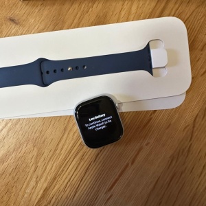 Apple Watch 10 GPS, Carcasa Jet Black Aluminium Case 46mm, Silver Denim Sport Band - S/M, RESIGILAT, GRAD B, GARANTIE 12 LUNI - Img 2