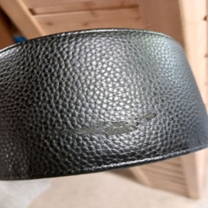 Navaris suport casti, piele ecologica PU/ABS/lemn/EVA, 26x16x11 cm, 500g, 2 autocolante rezerva EVA incluse, negru - Verificat B · Re-Bloom - Img 5