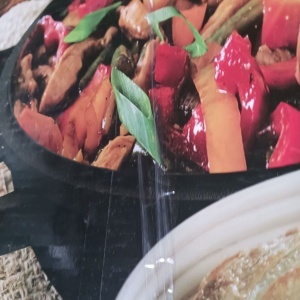 Oala cu capac Steinzeitwerk din fonta, 4.6 l, pentru cuptor, plita, gaz, electric, cu inductie, cu cos pentru aluat si racleta, 26 cm, Resigilat, Grad A - Img 6