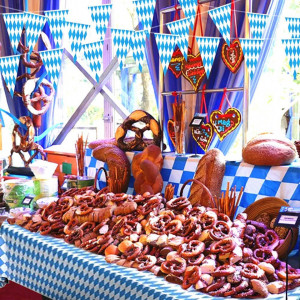 Set banner si o fata de masa pentru Oktoberfest Amycute, polipropilena, alb/albastru - Img 3