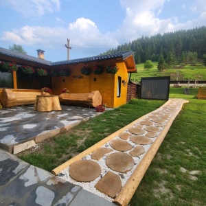 Set de 2 banci cu masa rotunda din lemn masiv de rasinoase - mobilier rustic pentru gradina/ terasa (banci 2-3m, grosime 70-100cm)