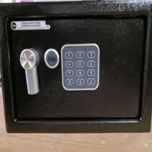 Yale YEC/200/DB2 seif mediu cu alarma 130dB, tastatura electronica PIN 3-8 cifre, 200x310x200mm, 8.6L, 3.6kg, anti-soc, interior mochetat, montare podea/perete, negru - Verificat A · Re-Bloom - Img 2