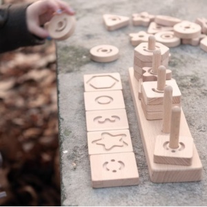 Joc educativ pentru copii si copii nevoi speciale didactic, Andreu Toys, senzorial, asociere forme si cifre, din lemn natur cu saculet depozitare