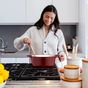 Oala emailata din fonta antiaderenta Navaris pentru Plite/Cuptoare - 24cm - 3,5L - Rosu inchis, Resigilat, Grad A - Img 6