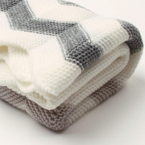 Patura tricotata pentru copii VIVILINEN, fibra poliacrilica, alb/gri, 76 x 102 cm - Img 5