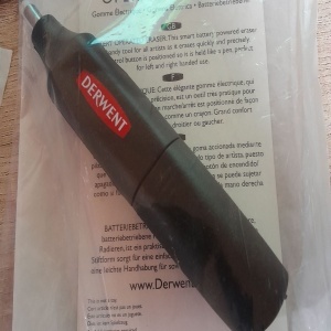 Radiera electrica Derwent Professional, cu baterii, 8 rezerve incluse, negru, Resigilat, Grad A