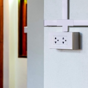 Set de 12 coltare pentru cabluri si 200 cleme Lamek, PVC, alb/negru
