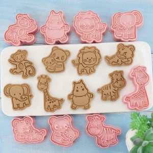 Set de 8 forme pentru prajituri, model animale, plastic, roz, 3,8 -5,8 cm - Img 4