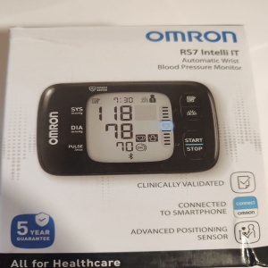 Tensiometru de incheietura Omron RS7, Bluetooth, 2 utilizatori, 100 de masuratori, Negru, Resigilat, Grad A - Img 2