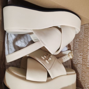 Tommy Hilfiger, Sandale din piele cu talpa wedge si barete incrucisate, Bej deschis, 38, Resigilat, Grad A - Img 2