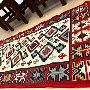 Covor traditional, cu doua fete,rosu-bej, dimensiunea 60x150 cm - Img 3