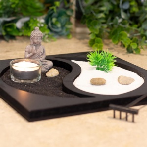 Decoratiune Buddha Zen, rasina, alb/negru/verde, 23,5 x 23,5 x 1,5 cm