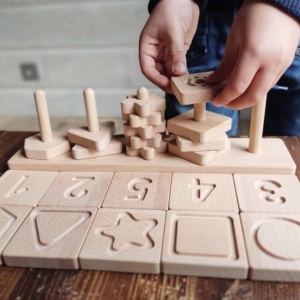 Joc educativ pentru copii si copii nevoi speciale didactic, Andreu Toys, senzorial, asociere forme si cifre, din lemn natur cu saculet depozitare