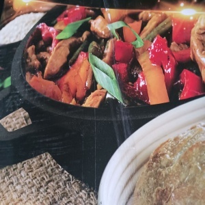 Oala cu capac Steinzeitwerk din fonta, 4.6 l, pentru cuptor, plita, gaz, electric, cu inductie, cu cos pentru aluat si racleta, 26 cm, Resigilat, Grad A - Img 6