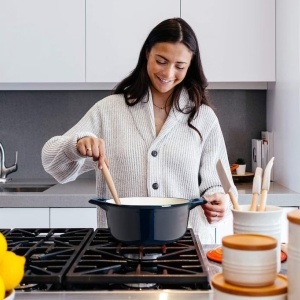 Oala fonta emailata Navaris, albastru, cu capac, pentru cuptor, plita, gaz, electric, cu inductie, cu infrarosu, 24 cm, 3.5 l, Resigilat, Grad B - Img 2