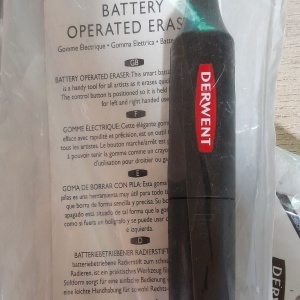 Radiera electrica Derwent Professional, cu baterii, 8 rezerve incluse, negru, Resigilat, Grad A