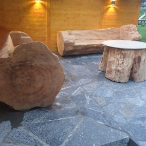 Set de 2 banci cu masa rotunda din lemn masiv de rasinoase - mobilier rustic pentru gradina/ terasa (banci 2-3m, grosime 70-100cm)