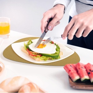 Set de 4 naproane si 4 suporturi pentru pahare Caliyo, PVC, roz pal/auriu