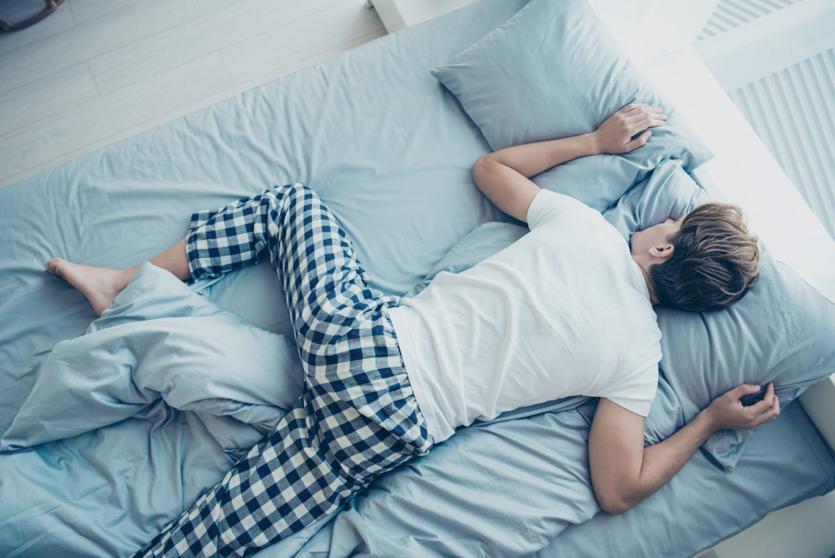 Ce spune poziția în care dormi despre tine? Sfaturi pentru un somn sănătos