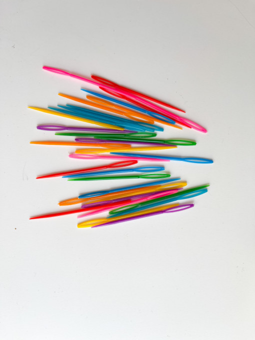 Set of 5 plastic needles - 6,5 cm - coloured