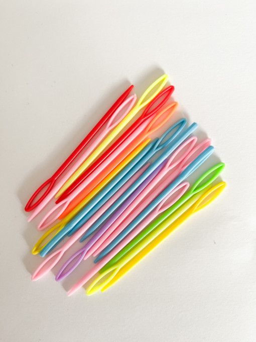 Set of 5 plastic needles - 9 cm - coloured
